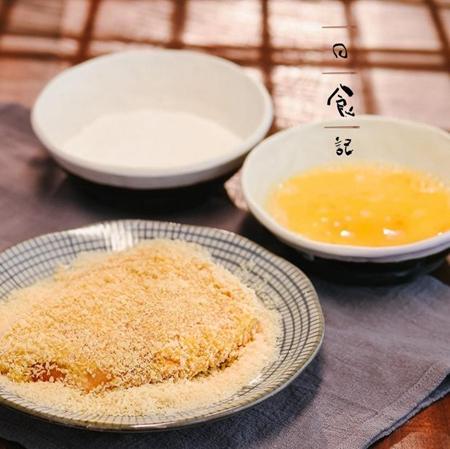 将鸡胸肉合好,依次蘸淀粉、蛋液、最后裹上面包糠。
