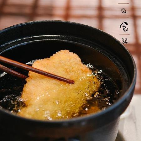 油滚后,下锅炸至表面金黄捞出,油温稍降一点再复炸一次。上色更明显,口感更酥脆!