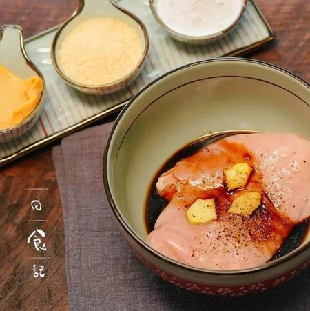 加生抽、料酒、姜片、适量盐和黑胡椒腌制鸡肉,盖上保鲜膜入冰箱冷藏半小时。