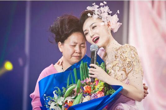 与妈妈相拥,深情献唱