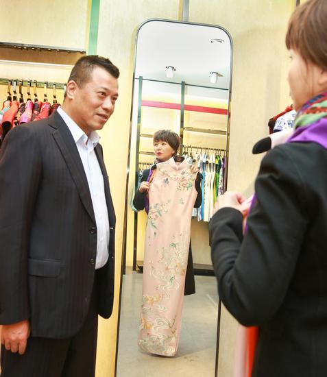 茅善玉试穿蔓楼兰春夏桃花流水系列新款