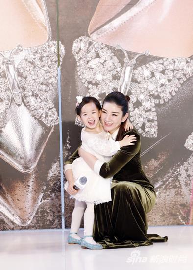 黄奕母女身穿Aruna Seth为其特别定制的亲子鞋首次同台,幸福温馨感动现场