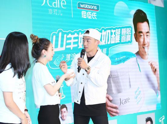 郑恺变身“贴身美容师”为粉丝敷上珍珂儿大奶罐睡眠面膜