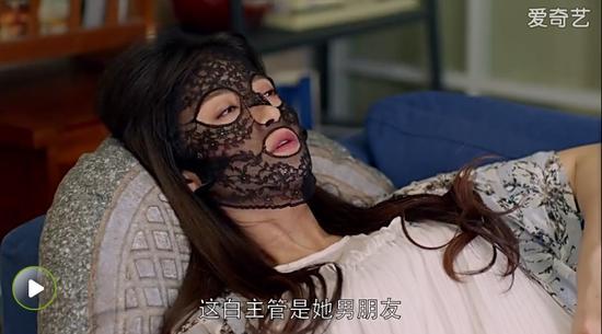 蒋欣饰演的樊胜美在剧中敷纪梵希面膜