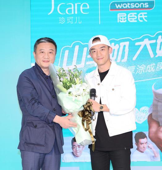 珍珂儿品牌代言人郑恺与屈臣氏Operation Director周黎合影