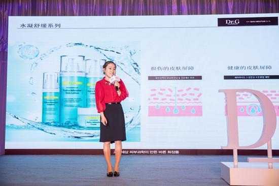美丽世界化妆品公司的中国区总监咸钟实(Maggie)携两大明星产品闪亮登场