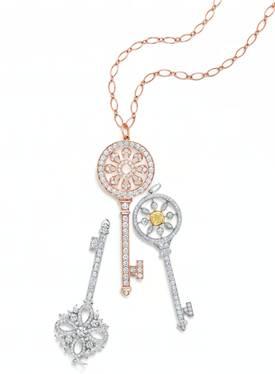 自左向右:Tiffany & Co。蒂芙尼Tiffany Victoria系列铂金镶钻钥匙吊坠,Tiffany Keys系列18K玫瑰金镶钻花瓣形钥匙吊坠,Tiffany Keys系列铂金镶嵌黄钻及白钻万花筒钥匙吊坠