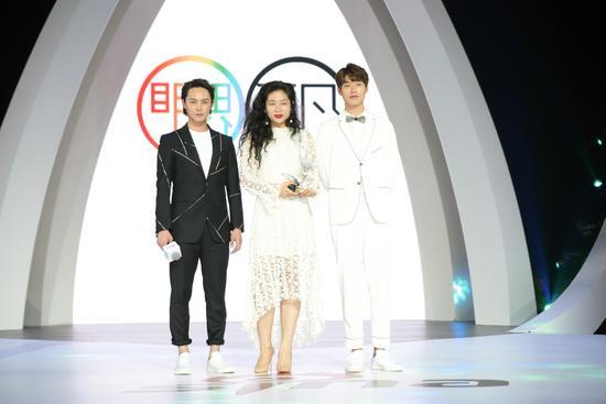 知名演员尹正、魏大勋为toni雌和尚颁奖