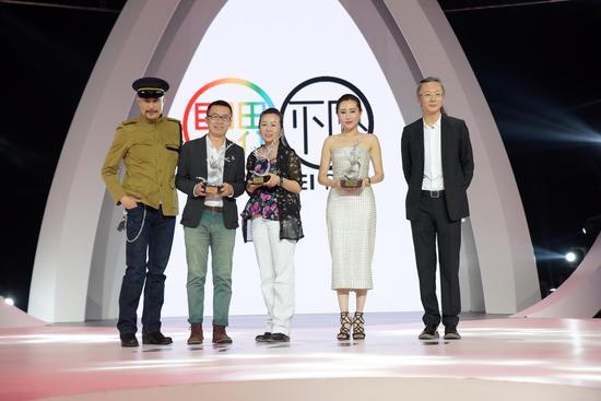 新浪商业内容中心总监王屹、著名演员徐锦江共同为获奖者颁奖