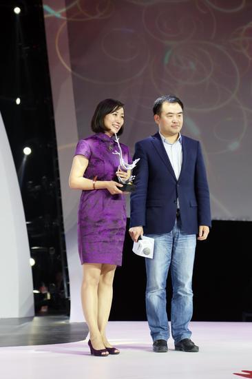 中国服装协会副主席兼秘书长张庆辉先生为onlylady总经理李云女士颁奖