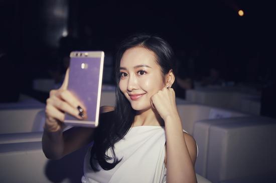 捕捉到自拍的鸥美人