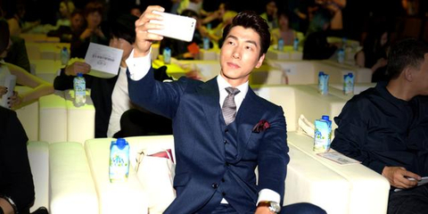 时尚自媒体大赏 张亮变自拍狂魔