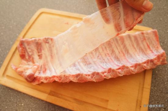 去肋膜会让肋排更容易入味。