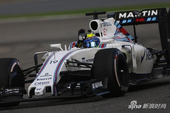 赛车手菲利普•马萨(Felipe Massa)在完赛后向上海国际赛车场的观众挥手