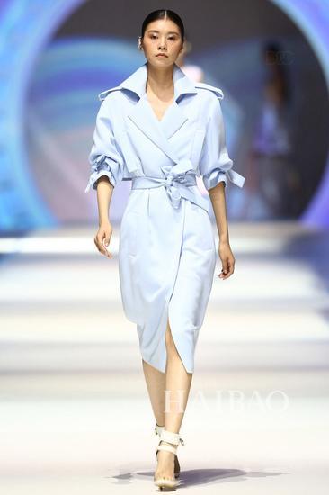设计师品牌ZHANGSHUAI粉蓝色系带风衣