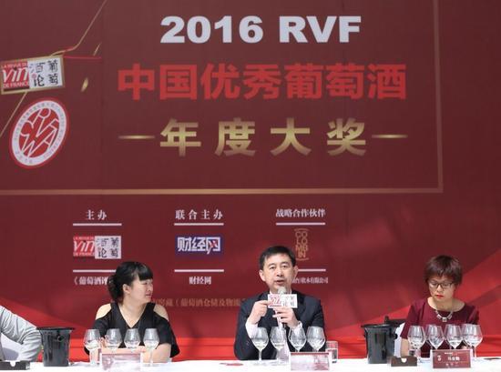 由左至右:全球首位华裔葡萄酒大师Jennifer Docherty(张藯萱) 大赛总顾问 李德美、中国农业大学教授 马会勤