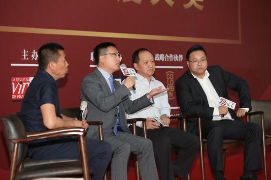 由左至右:中菲酒庄总经理蒋新勇、著名葡萄酒品牌营销顾问郭明浩 中国酒业协会葡萄酒分会会长王祖明、夏桐酒庄总经理沈旸