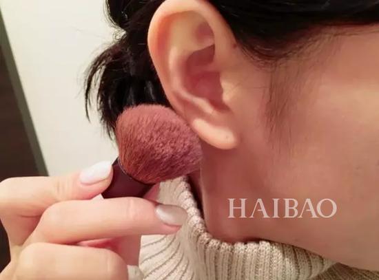 耳朵也要涂腮红?