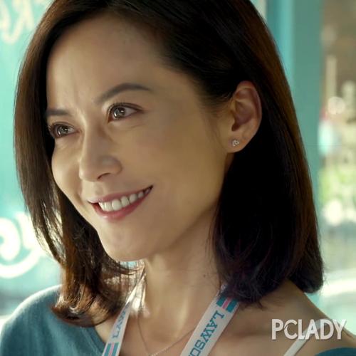 俞飞鸿虽然颜值超给力,但时间在她脸上也不是毫无踪迹
