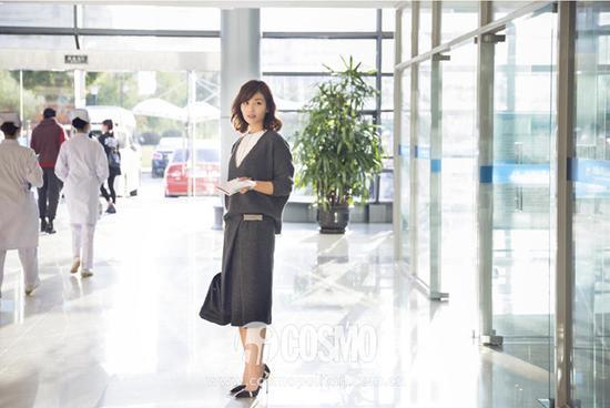 以安迪为代表的高智商,高学历城市精英,整日以工作装扮示人,尤其喜欢穿铅笔裙