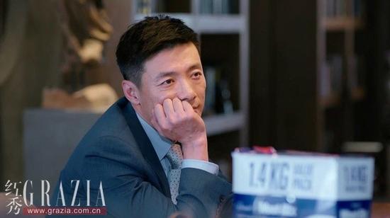 每次奇点的出场都是清一色的职业西装,这样的装扮才能突显其出众的外貌和极高的智商