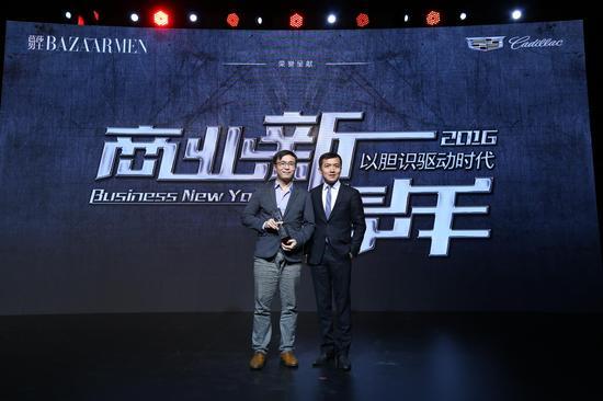 时尚集团法务及渠道运营副总裁樊百乐为亿觅创始人兼CEO谭健荣颁奖(覃康胤代领)