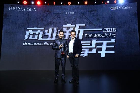 时尚集团战略及运营副总裁袁嘉骏为新锐设计师张驰颁奖