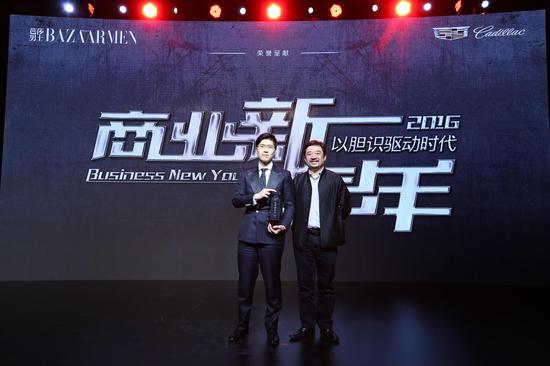 赫斯特中国区董事总经理邢文宁为“住百家”CEO张亨德颁奖