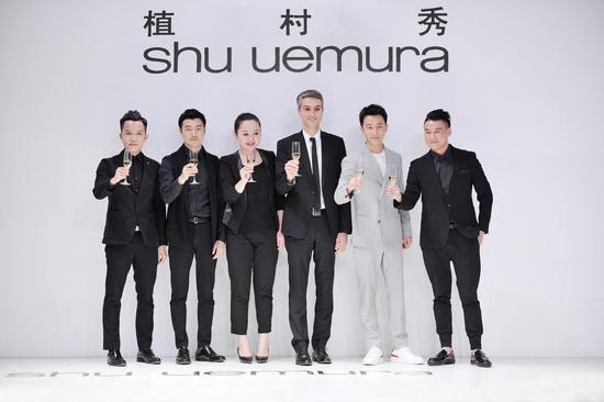黄轩与植村秀品牌团队合影