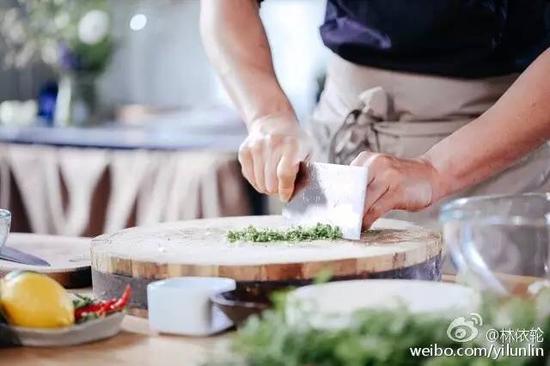 林依轮做饭