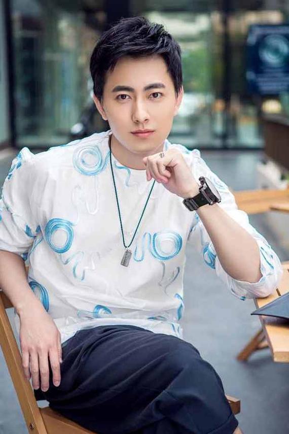 《美丽帮》宋涵宇林熹街拍 甜蜜CP诠释极致时髦