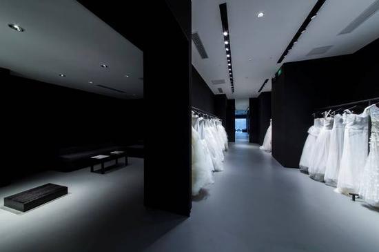 选址于成都 IFS 北纱帽街入口的 VERA WANG 成都旗舰店