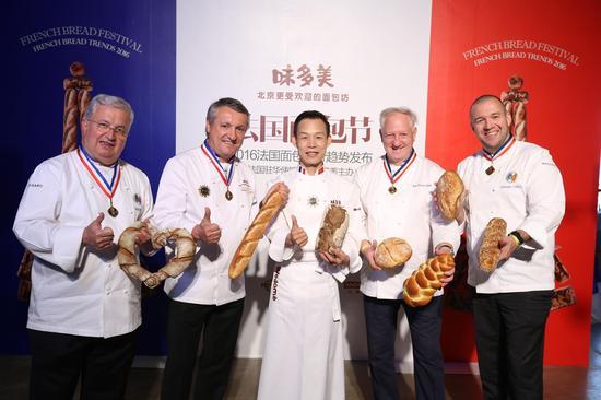 法国驻华使馆授予味多美“法式精英面包坊”的荣誉称号,肯定其多年来专注于创新、推广正宗法式面包的努力。