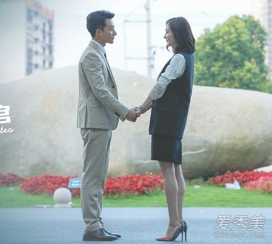 杨幂穿黑色套装配高跟鞋