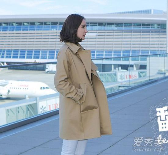 杨幂穿卡其色风衣配白色紧身裤