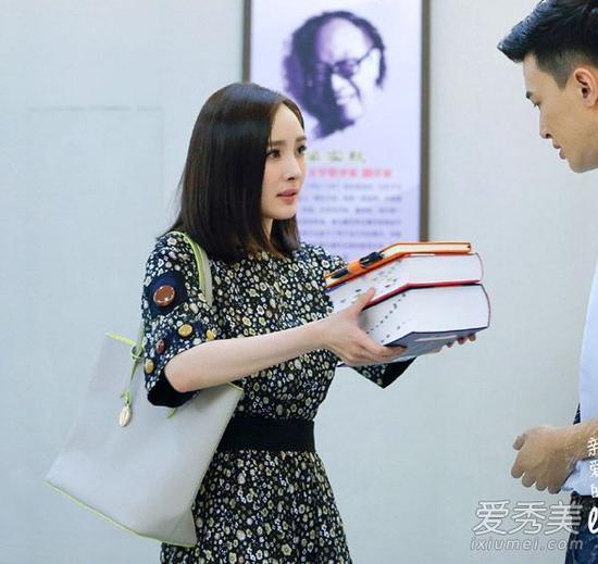 杨幂穿小碎花连衣裙