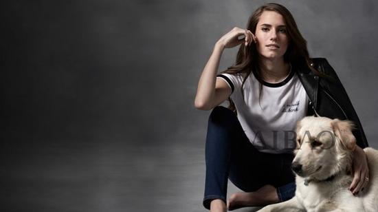 艾莉森·威廉姆斯 (Allison Williams) 身着La Ligne白Tee