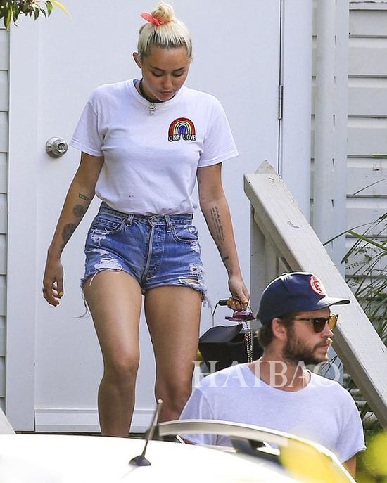 麦莉·赛勒斯 (Miley Cyrus) 身着白Tee出街