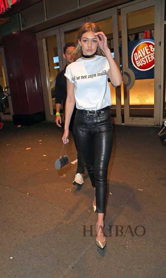 吉吉·哈迪德 (Gigi Hadid) 身着白Tee出街