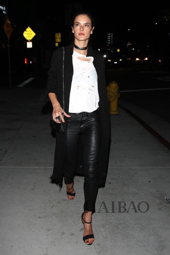 亚历山大·安布罗休 (Alessandra Ambrosio) 身着RtA白Tee出街