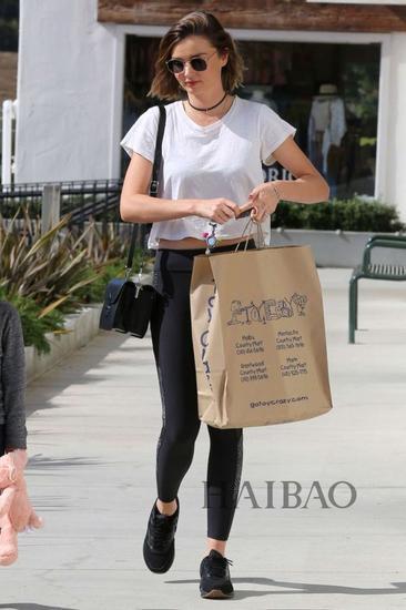 米兰达·可儿 (Miranda Kerr) 身着Are You Am I白Tee出街