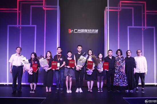 嘉宾为优秀奖获得者颁奖