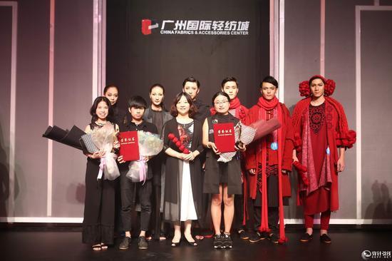 嘉宾为金奖获得者颁奖