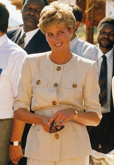 1997年,戴安娜王妃遭遇车祸去世(摄于1993年);1998年,坐落在北安普敦郡的奥尔索普庄园向公众开放。图片来源:Alamy Stock Photo