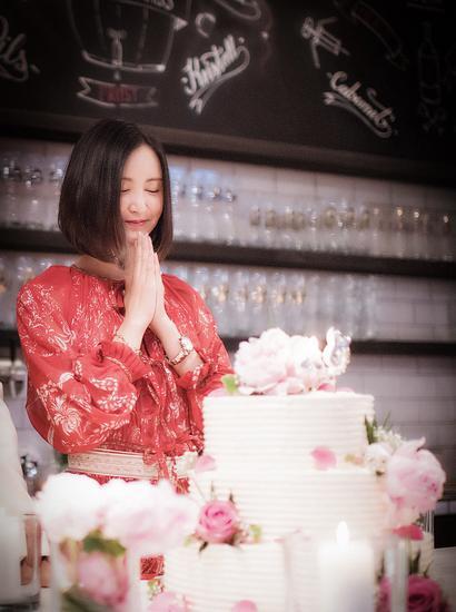 张歆艺在生日宴上甜蜜许愿