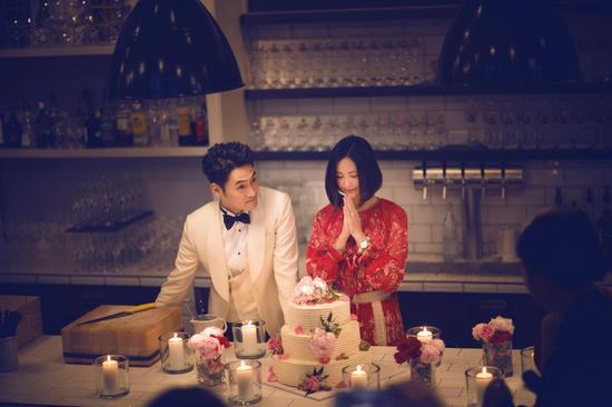 婚礼前一日张歆艺温馨生日宴上佩戴求婚钻戒