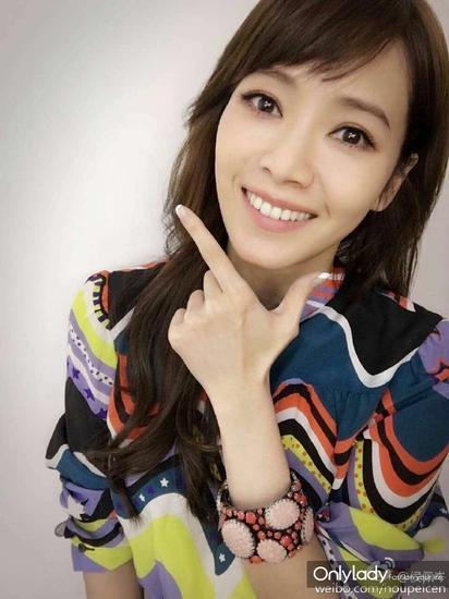 先来看看美女主播的表现,8字明显不能hold小脸。