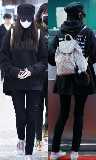 唐嫣:Louis Vuitton 白色棋盘格水桶双肩包