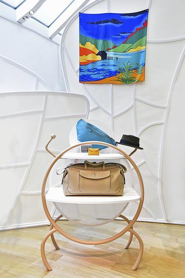 爱马仕2016年秋冬新品展示区翩然呈现,简化的昆虫形态舒展林立,新款包袋以简约大气的外观设计,沉稳雅致的色彩渲染以及一如既往的材质甄选新意推陈。