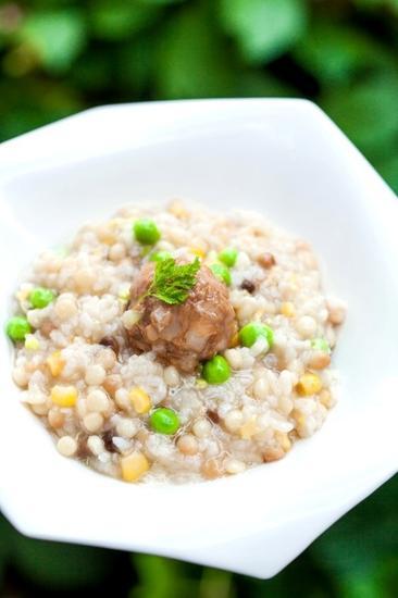 香芋鸡球配撒丁面豌豆粟米饭